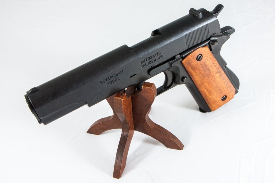 replika-modern-fegyverek-1-vilaghaboru-m1911-automata-pisztoly-45-3-7Noe