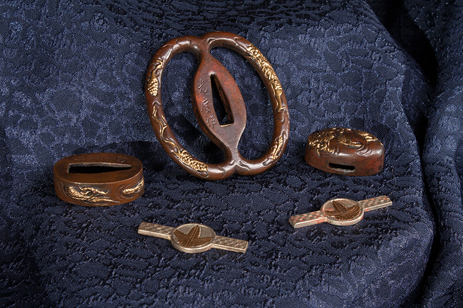 replikashop-musashi-tsuba-menuki-szett-02-M90r